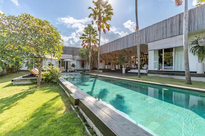 NEW 5BR Villa Rice Field Views Dream Escape - image 4