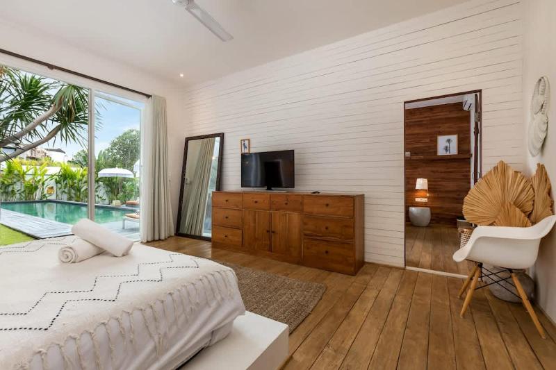 NEW 5BR Villa Rice Field Views Dream Escape - image 8