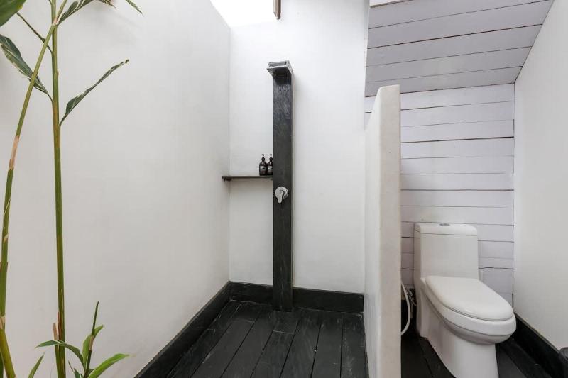 NEW 5BR Villa Rice Field Views Dream Escape - image 16