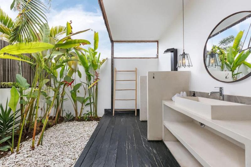 NEW 5BR Villa Rice Field Views Dream Escape - image 27