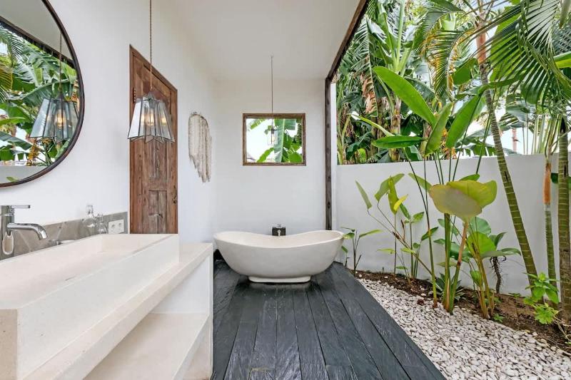 NEW 5BR Villa Rice Field Views Dream Escape - image 45