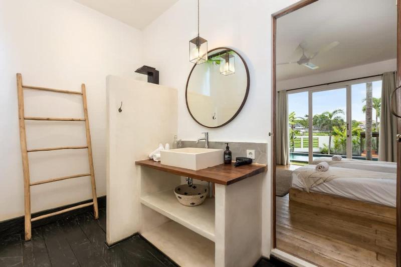 NEW 5BR Villa Rice Field Views Dream Escape - image 15