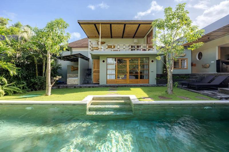 New 4BR Villa Peaceful Garden and Rooftop - image 2