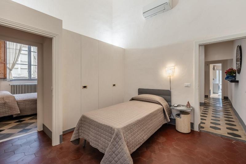 Unika Lucca - image 6