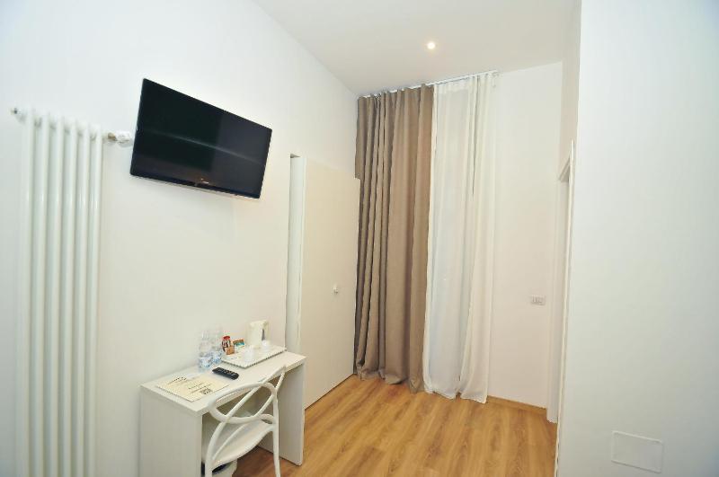 Standard Double or Twin Room image 4