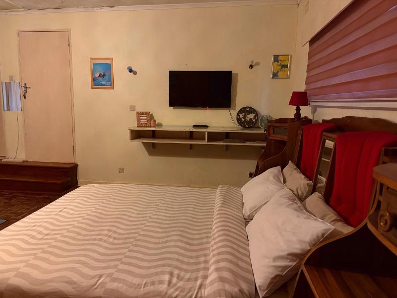 Ensuite Bedroom Near RG Mugabe Airport - image 12
