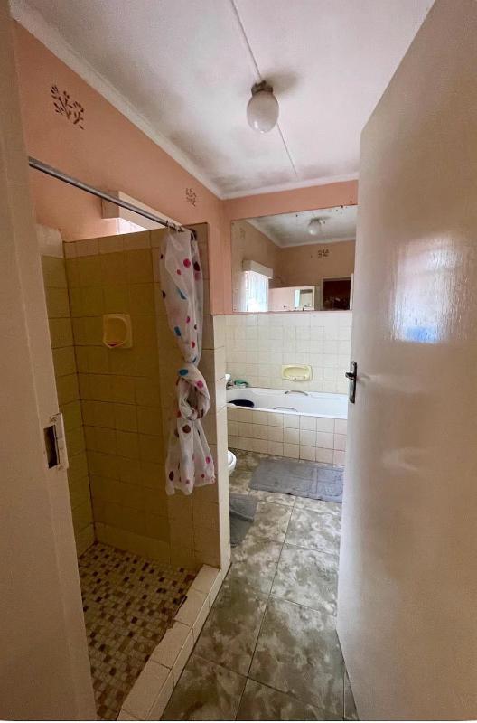 Ensuite Bedroom Near RG Mugabe Airport - image 16