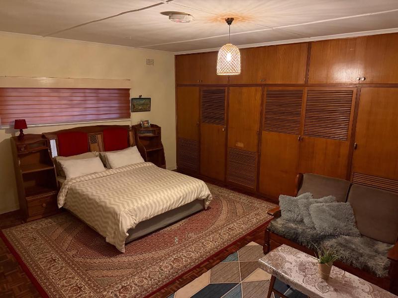 Ensuite Bedroom Near RG Mugabe Airport - image 2