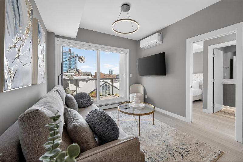 Downtown 2BR AC Mins to Saddledome - image 1