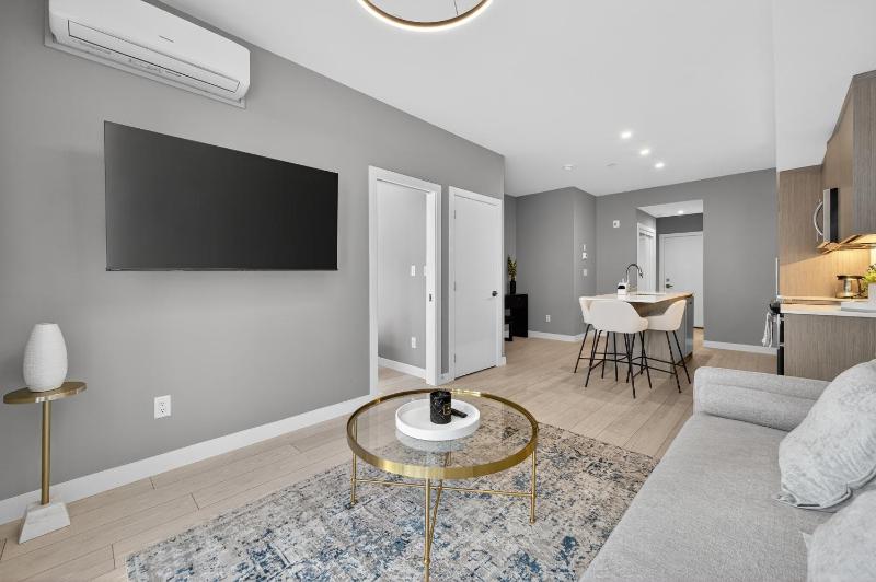 Luxury 2BR Near Stampede Modern AC - image 4