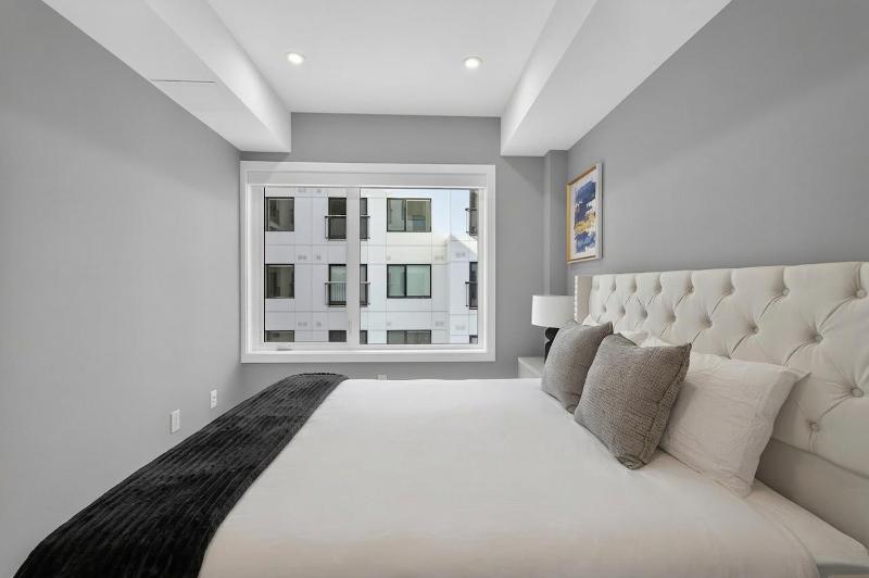 Luxury 2BR Near Stampede Modern AC - image 5