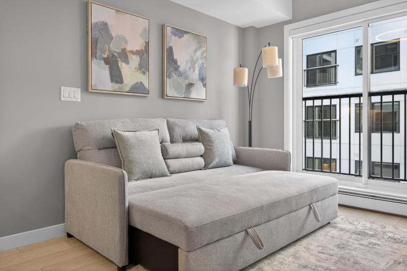 Luxury 2BR Near Stampede Modern AC - image 7