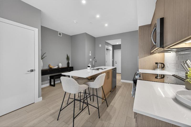 Luxury 2BR Near Stampede Modern AC - image 8