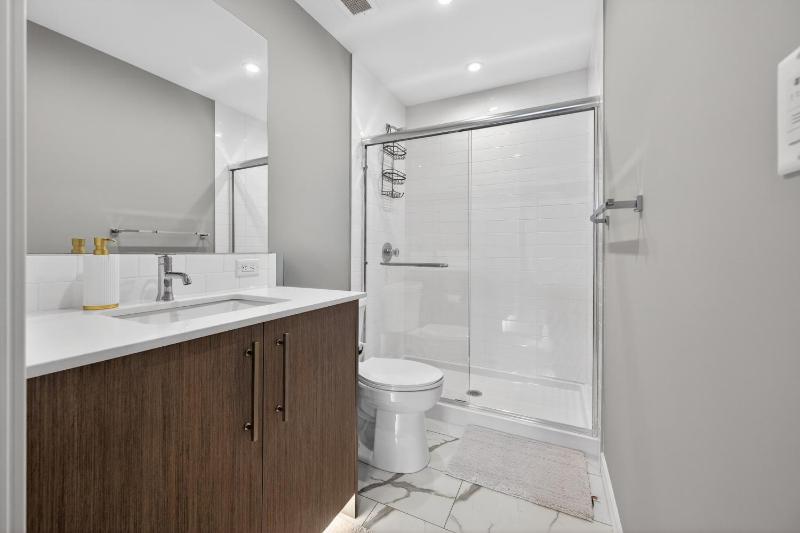 Luxury 2BR Near Stampede Modern AC - image 6