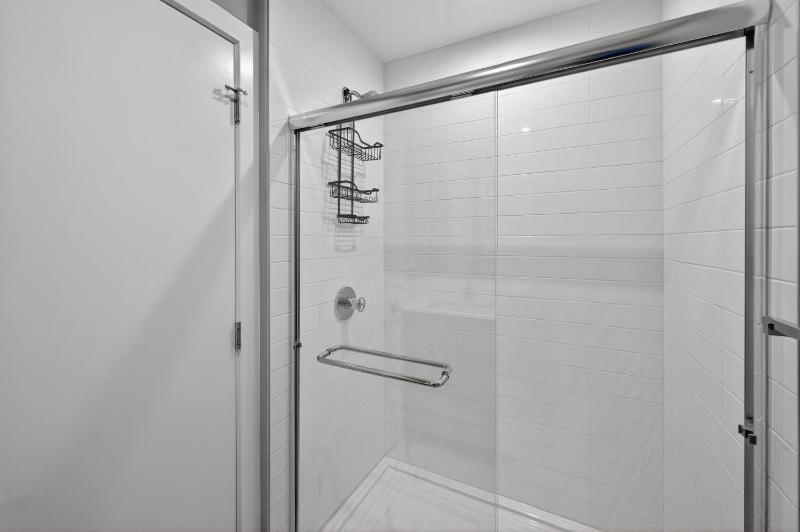 Luxury 2BR Near Stampede Modern AC - image 15