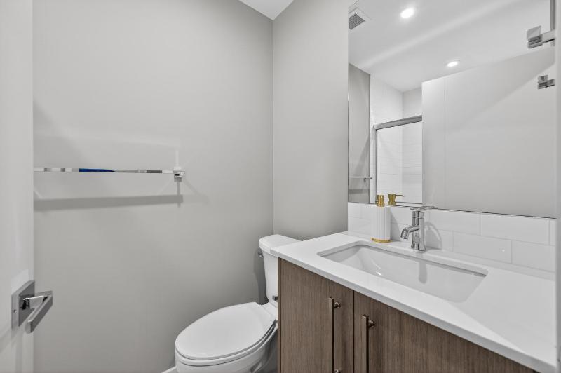 Luxury 2BR Near Stampede Modern AC - image 16