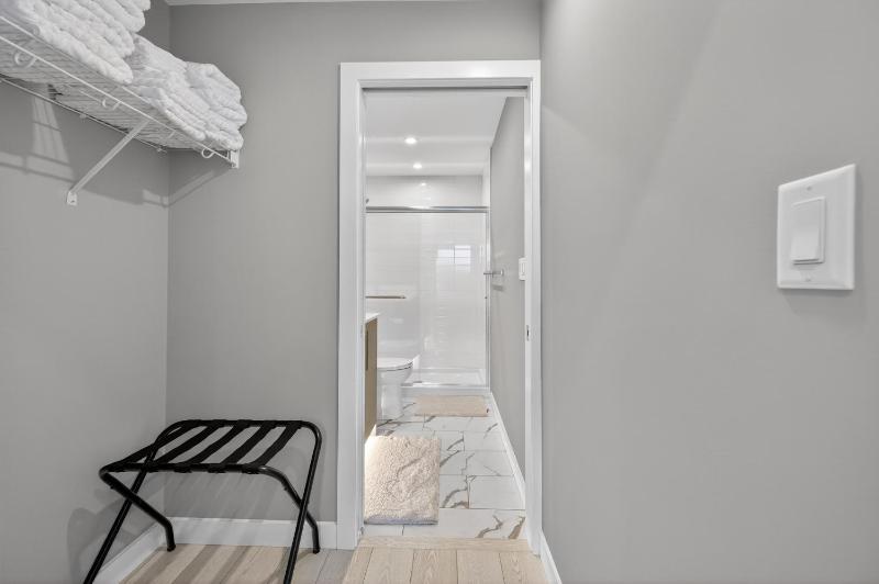 Luxury 2BR Near Stampede Modern AC - image 14