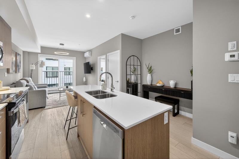 Luxury 2BR Near Stampede Modern AC - image 10