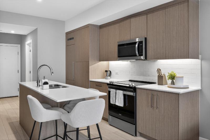 Luxury 2BR Near Stampede Modern AC - image 13