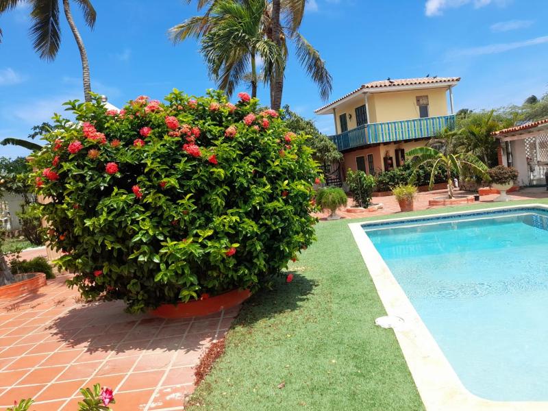 Thumbs up apartments with pool and near beach - image 3
