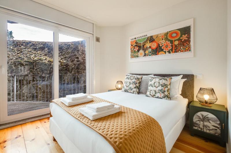 Magnolia 4 Luxury with AC Metro Downtown Porto - image 2