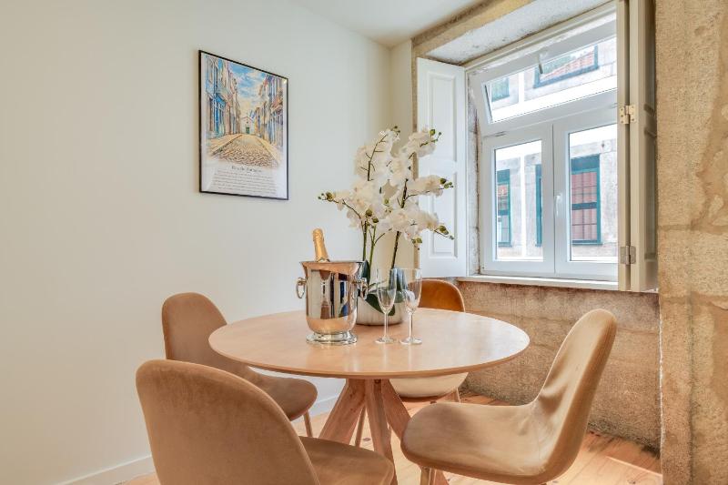 Magnolia 4 Luxury with AC Metro Downtown Porto - image 8
