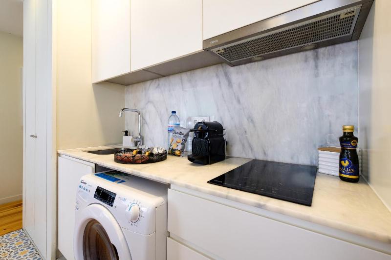 Magnolia 4 Luxury with AC Metro Downtown Porto - image 5