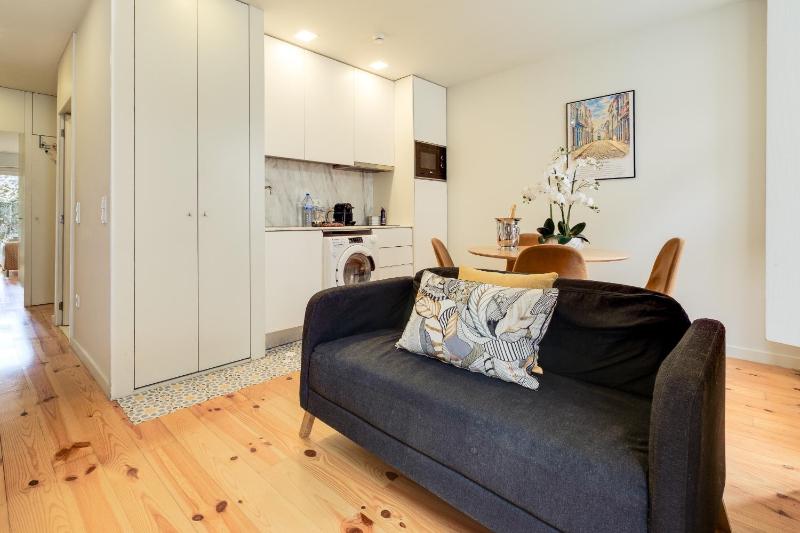 Magnolia 4 Luxury with AC Metro Downtown Porto - image 10