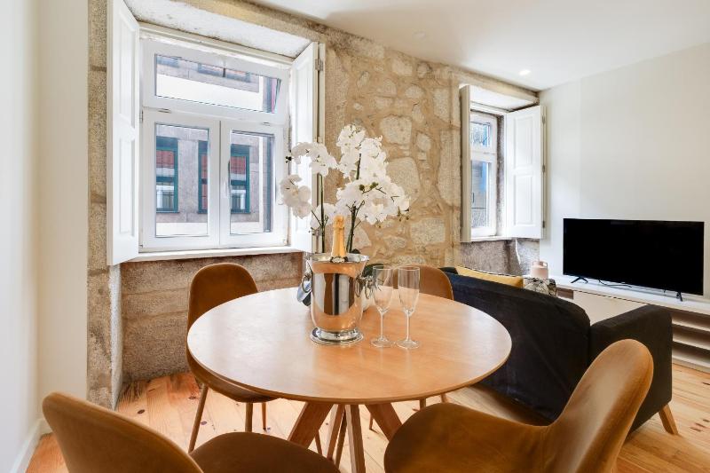 Magnolia 4 Luxury with AC Metro Downtown Porto - image 3