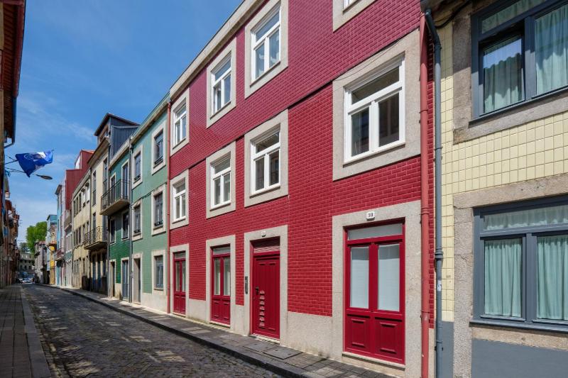 Magnolia 4 Luxury with AC Metro Downtown Porto - image 11