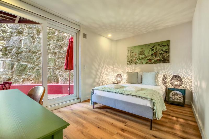 Magnolia 2 Luxury with AC Metro Downtown Porto - image 2