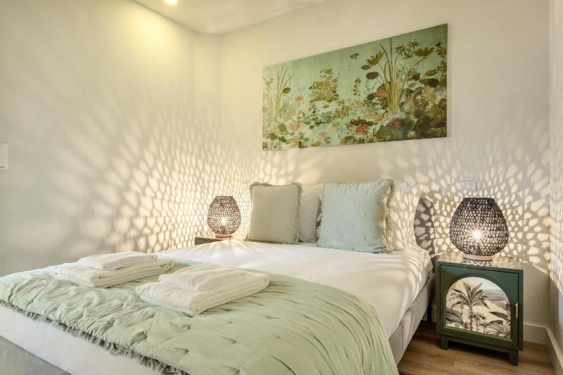 Magnolia 2 Luxury with AC Metro Downtown Porto - image 5