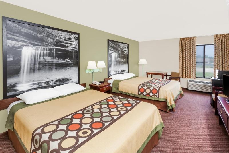 Queen Room with Two Queen Beds - Non-Smoking image 4