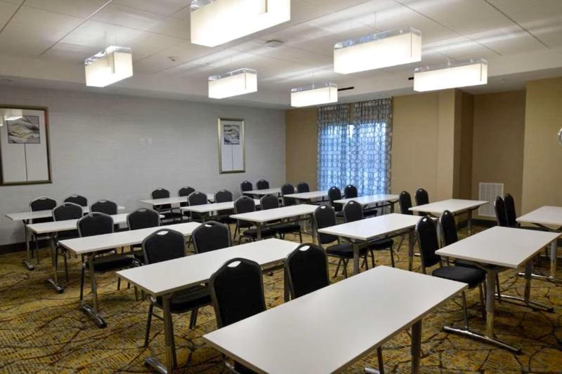 Comfort Inn & Suites Houston I-45 North - IAH - image 13