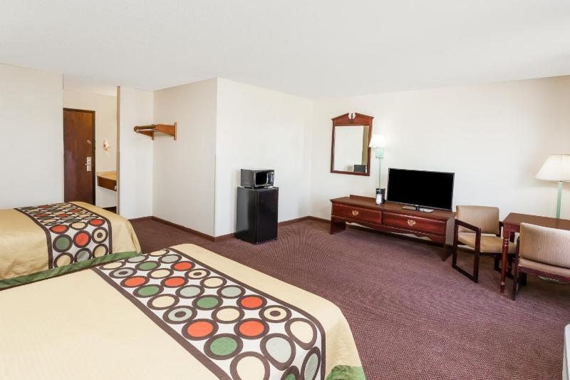 Studio Queen Suite with Three Queen Beds - Non-Smoking image 4