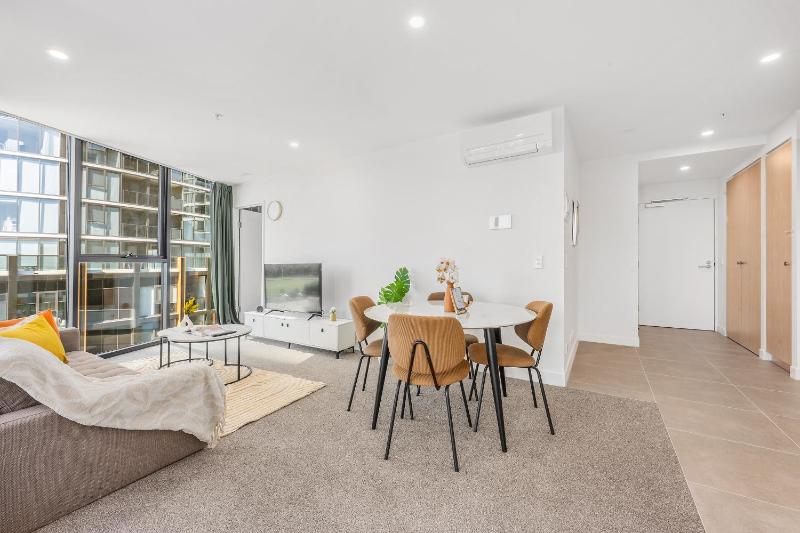 Modern 2BR Apt Near Hospital Pool n Parking - image 3