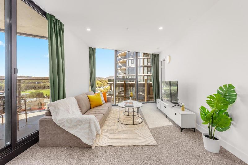 Modern 2BR Apt Near Hospital Pool n Parking - image 2