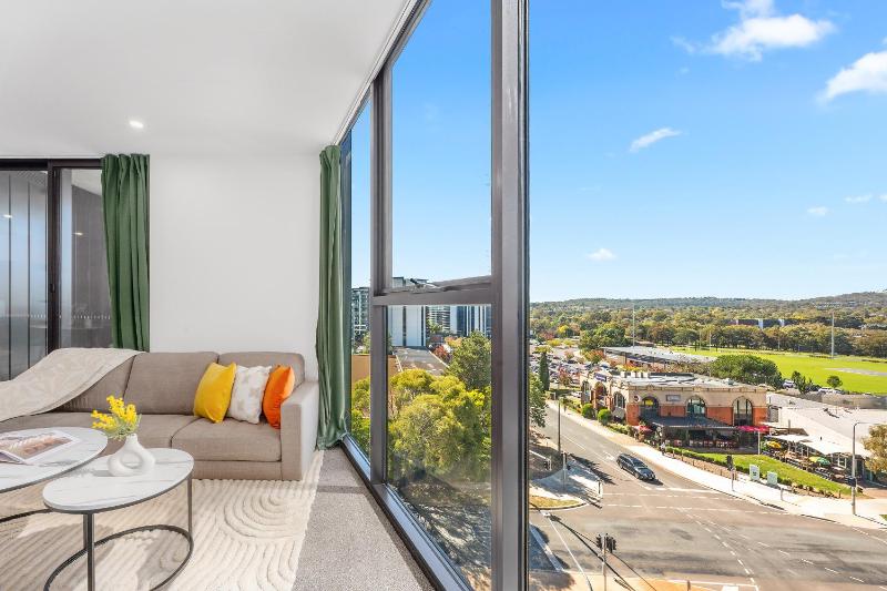 Modern 2BR Apt Near Hospital Pool n Parking - image 5