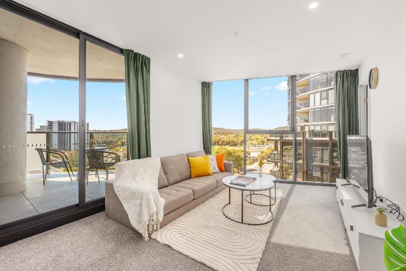 Modern 2BR Apt Near Hospital Pool n Parking - image 9