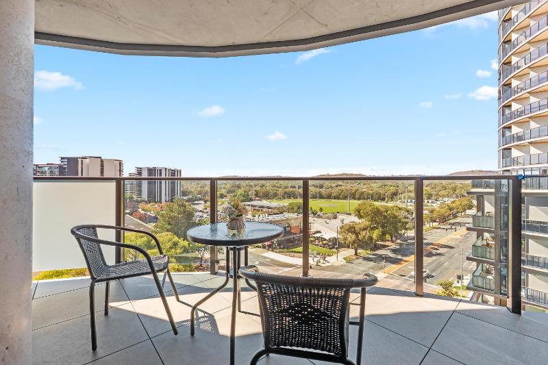 Modern 2BR Apt Near Hospital Pool n Parking - image 8