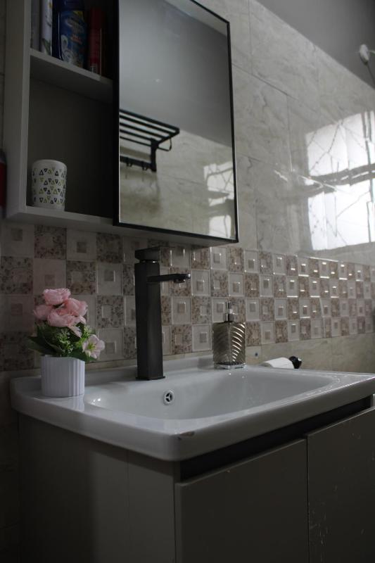 Cozy White Lotus Apartment - image 10