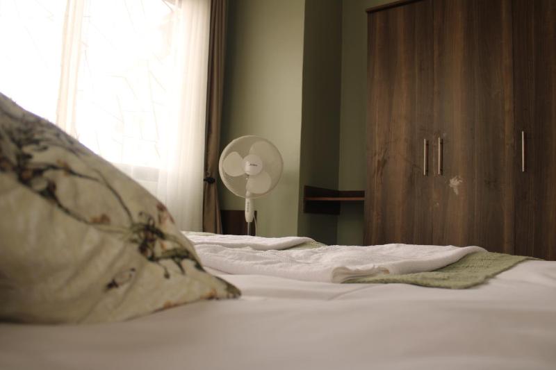 Cozy White Lotus Apartment - image 3