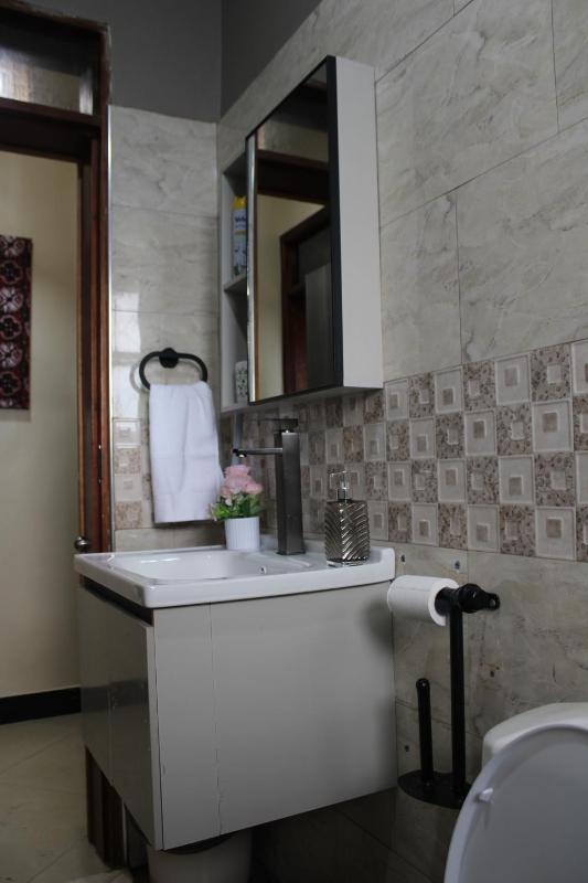 Cozy White Lotus Apartment - image 4