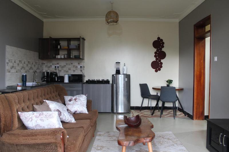 Cozy White Lotus Apartment - image 2
