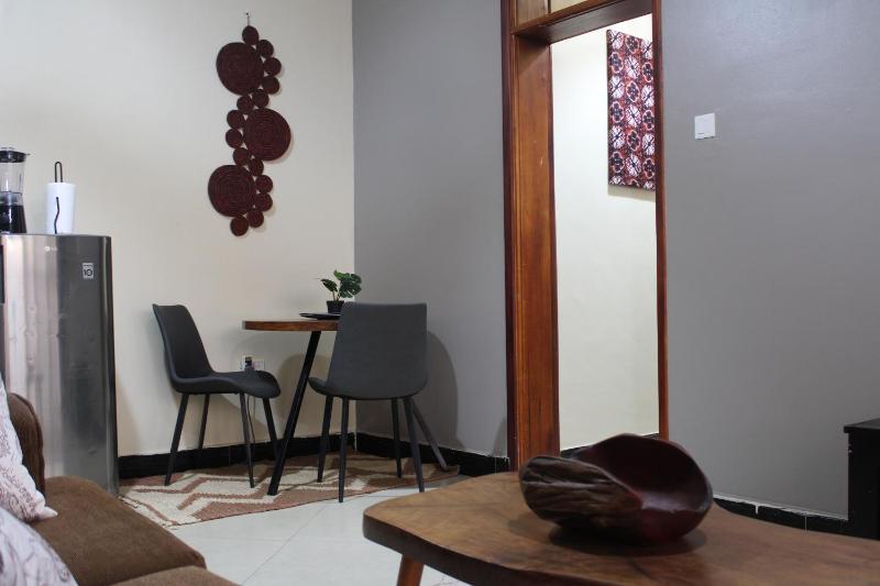 Cozy White Lotus Apartment - image 6
