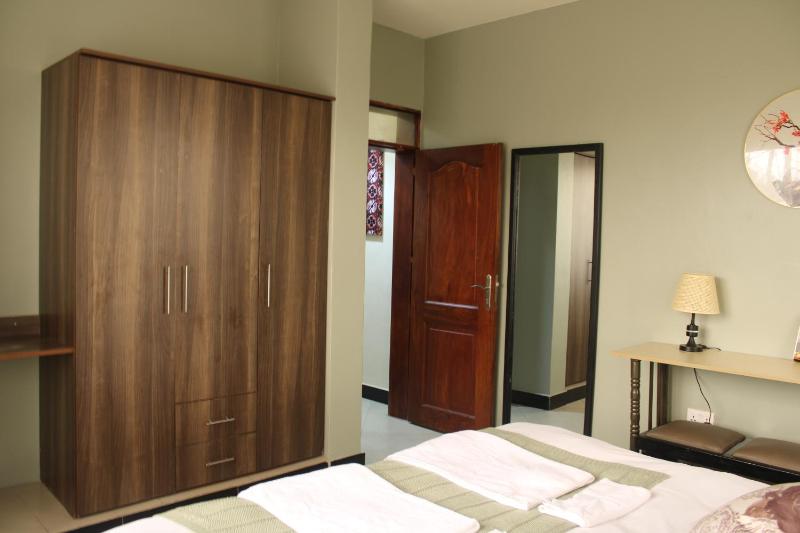 Cozy White Lotus Apartment - image 13