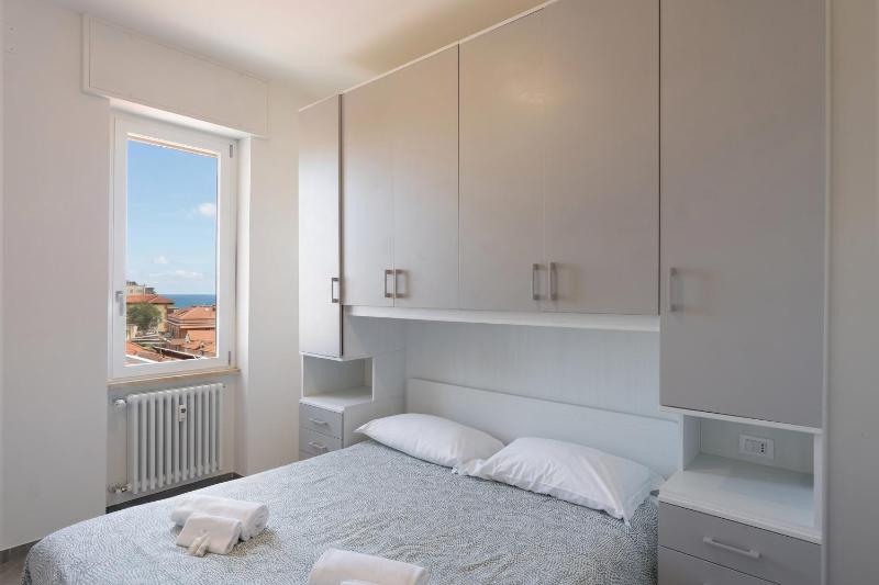 Casa Maestrale - Elegante con Balcone Vista Mare - image 14
