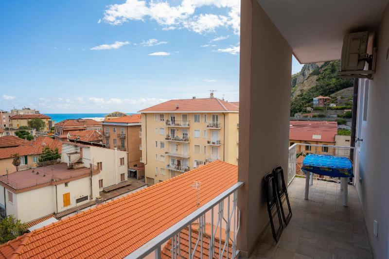 Casa Maestrale - Elegante con Balcone Vista Mare - image 12