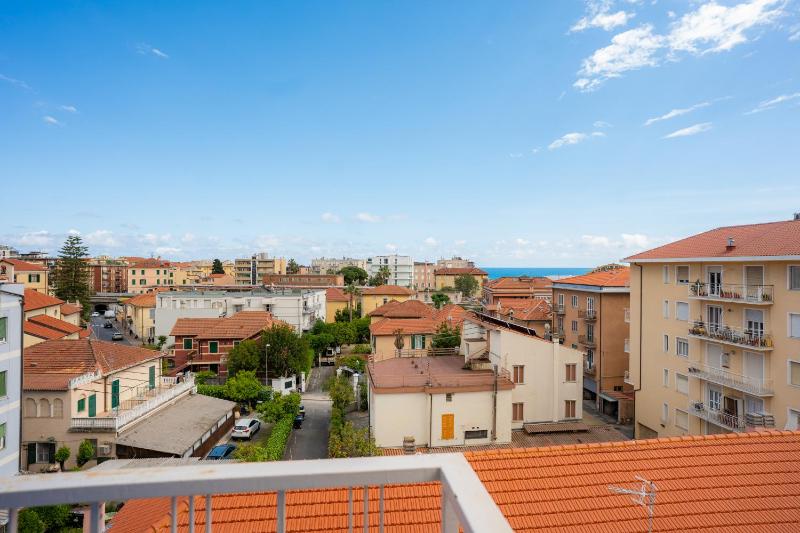 Casa Maestrale - Elegante con Balcone Vista Mare - image 3