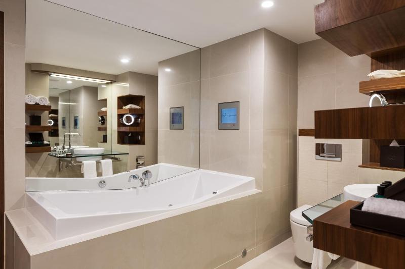 Superior Double Room with Balcony image 2